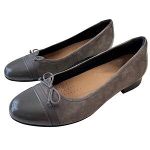 Unstructured Clarks 8 Gray Patent Suede Leather Ballet Flats Shoes